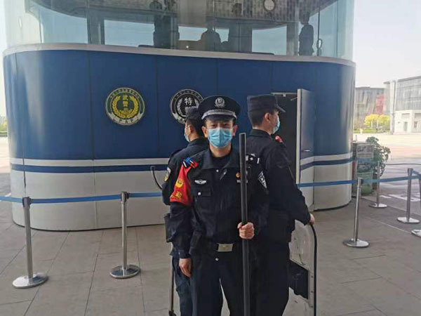 民警杨志成在执勤.jpg