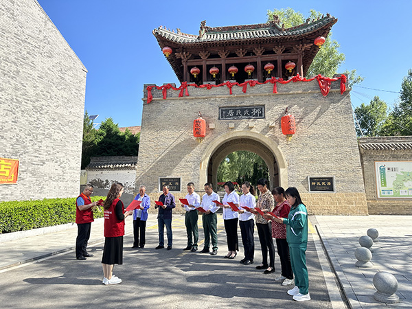 2023年6月9日，沁水县市场监督管理局中村所，在4A级景区柳氏民居，开展“文明旅游 法治同行”宣传活动.jpg