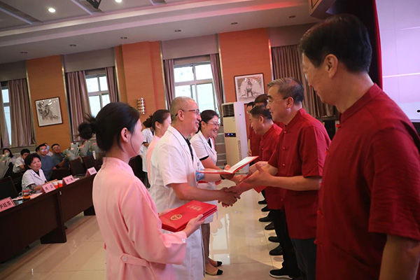 医院党委书记樊东升、院长周芸为指导老师颁发证书.jpg