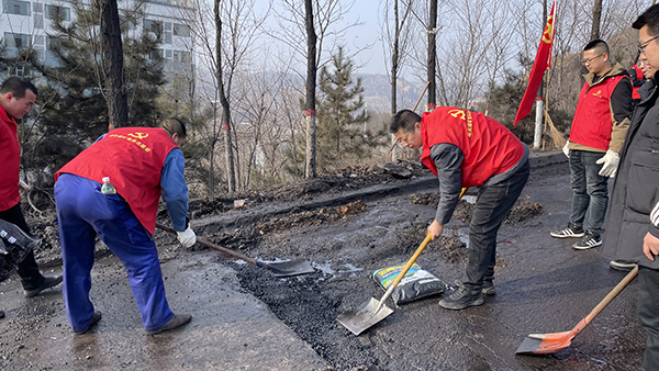 曙光煤矿团委组织青年团员对运煤道路进行填补2.jpg