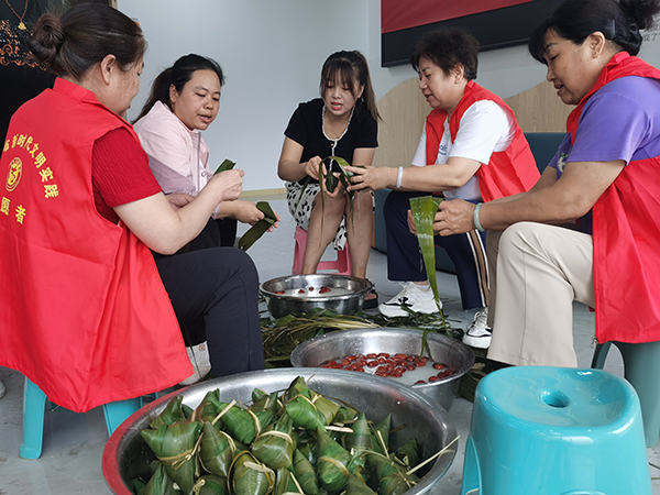 图为活动现场大家一起包粽子的情景。  4.jpg